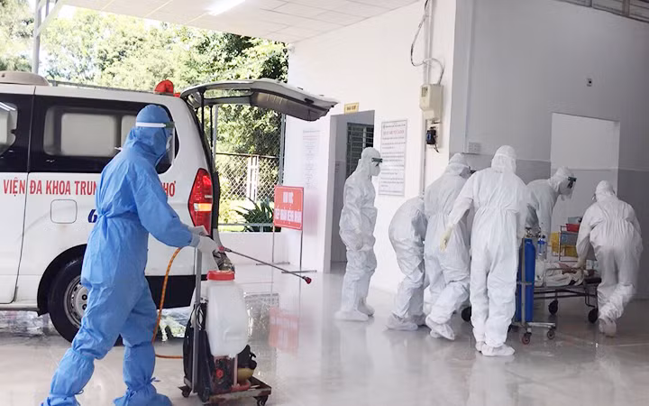 Tiếp nhận bệnh nhân Covid-19 nặng tại Trung tâm hồi sức tích cực điều trị Covid-19, Bệnh viện đa khoa T.Ư Cần Thơ. Ảnh: THANH TÂM