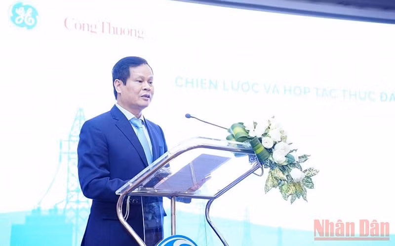 Cục trưởng Cục Điện lực và Năng lượng tái tạo (Bộ Công thương) Hoàng Tiến Dũng phát biểu tại tọa đàm.