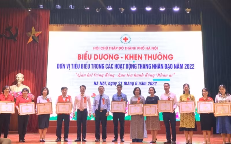 Trao Giấy khen tặng các tập thể có thành tích xuất sắc trong Tháng Nhân đạo năm 2022.
