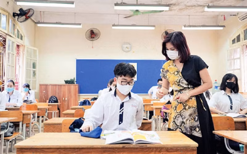 Học sinh Trường THPT Trần Phú-Hà Nội bảo đảm giãn cách trong giờ học, tháng 11/2020. (Ảnh: LƯU LY)