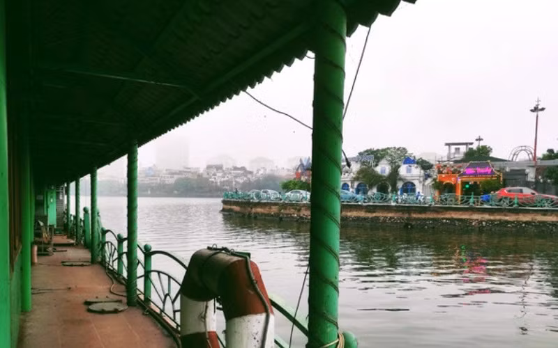 Tàu thuyền hoen gỉ tại Đầm Bảy. 