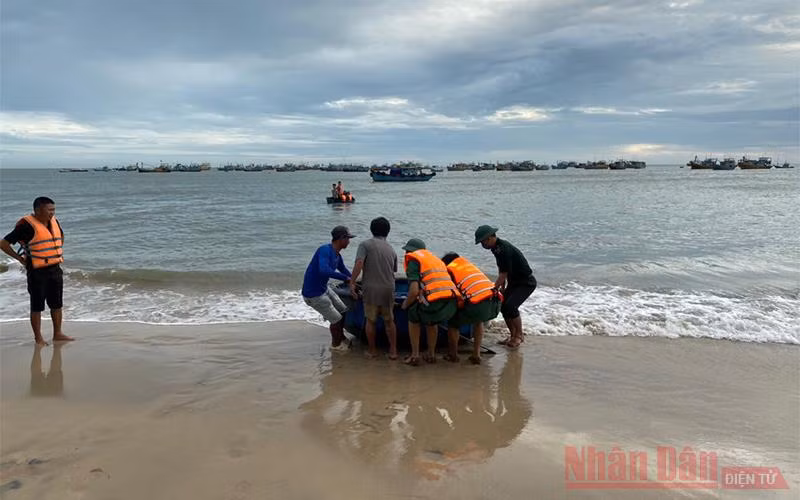 Lực lượng tìm kiếm đã tìm thấy và đưa thi thể nạn nhân thứ hai vào bờ.
