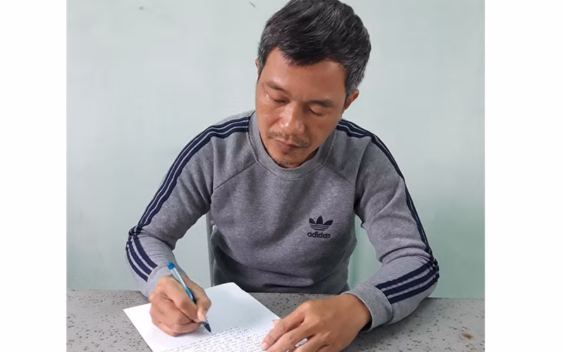 Hồ Nguyễn Đính tại cơ quan công an.