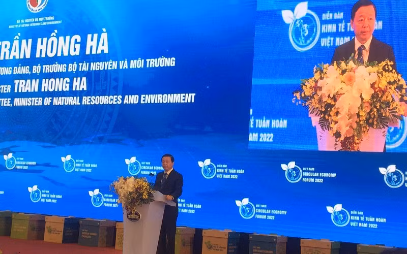 Bộ trưởng Tài nguyên và Môi trường Trần Hồng Hà phát biểu tại hội nghị. 