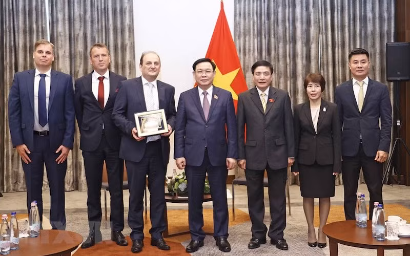 Chủ tịch Quốc hội Vương Đình Huệ tiếp lông Tamas Uri, Giám đốc Công ty EGIS khu vực Trung Đông Âu. (Ảnh: Doãn Tấn/TTXVN)
