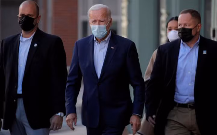 Ứng cử viên Tổng thống Mỹ Joe Biden (đứng giữa) có kết quả âm tính với virus SARS-CoV-2 ở lần xét nghiệm thứ hai. Ảnh: Reuters