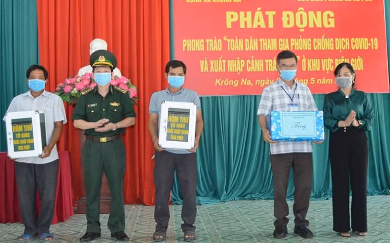 Lãnh đạo Bộ Chỉ huy Bộ đội biên phòng tỉnh Đắk Lắk tặng hòm thư tố giác xuất nhập cảnh trái phép và khẩu trang cho đại diện các thôn, buôn xã biên giới Krông Na.