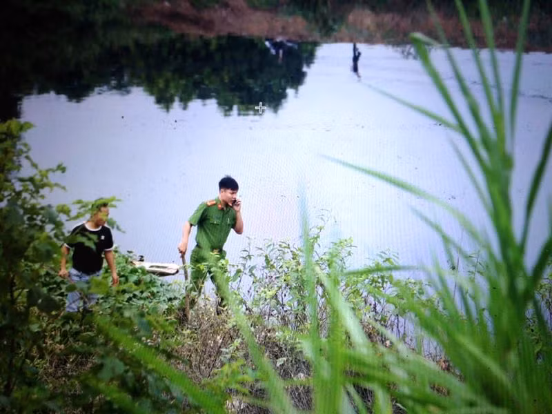 Khu vực sông nơi hai nghi can gây án.