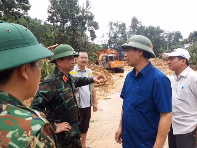 Thứ trưởng GTVT Lê Đình Thọ chỉ đạo khắc phục thiệt hại hạ tầng giao thông tại miền trung.