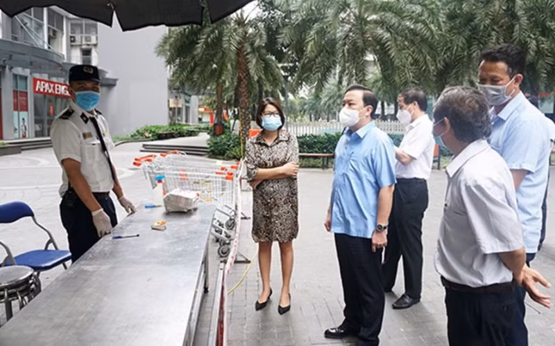 Phó Chủ tịch UBND thành phố Hà Nội Chử Xuân Dũng kiểm tra công tác phòng, chống dịch tại tòa nhà Park 11 khu đô thị Vinhomes Times City.