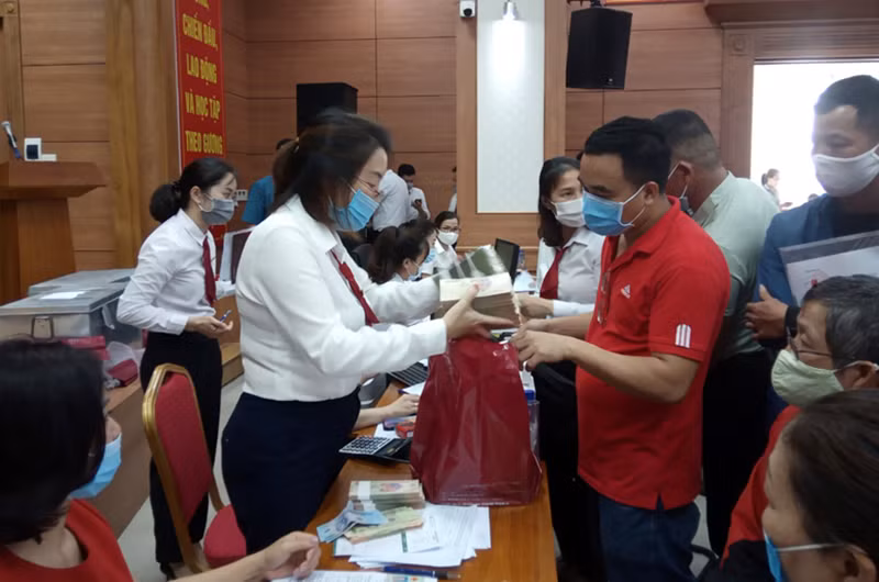 Các hộ dân trong vùng dự án nhận tiền hỗ trợ GPMB.