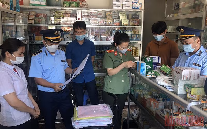 Đội quản lý thị trường số 2 (Cục Quản lý thị trường Lạng Sơn) phối hợp các lực lượng chức năng kiểm tra vật tư y tế, tại các cơ sở kinh doanh.