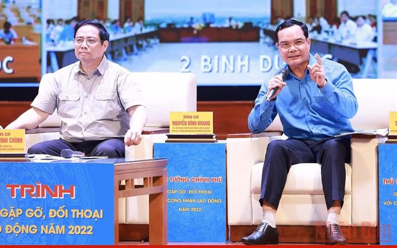 Chủ tịch Tổng Liên đoàn Lao động Việt Nam Nguyễn Đình Khang tham gia trả lời câu hỏi của công nhân, lao động về vấn đề nhà ở.