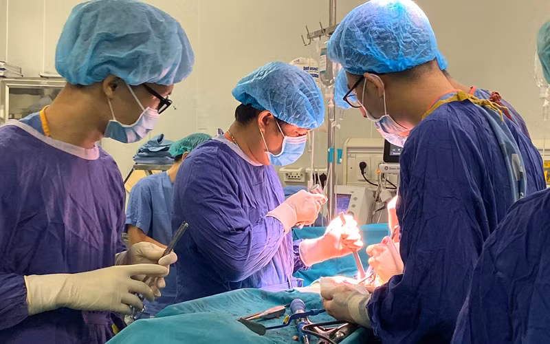 PGS, TS Đinh Ngọc Sơn thực hiện ca phẫu thuật gù vẹo cột sống.