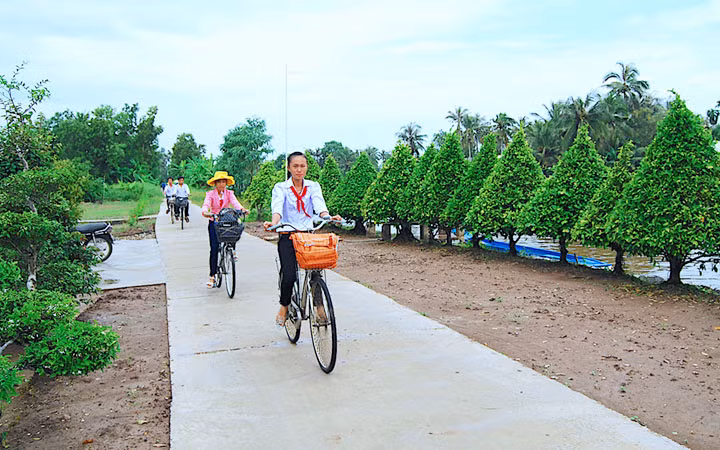 Huyện U Minh có hơn 570 km đường nông thôn, thuận lợi trong đi lại và thúc đẩy giao thương hàng hóa.