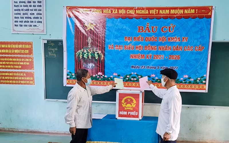 Người dân tộc thiểu số Vân Kiều mới được nhập quốc tịch ở thôn A Dơi Đớ bỏ phiếu bầu cử sáng 23-5.