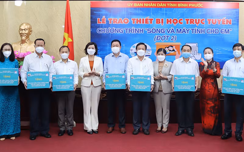 Lãnh đạo tỉnh Bình Phước trao điện thoại cho các địa phương.