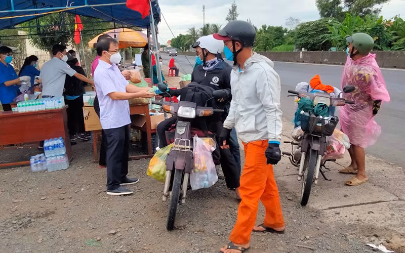Hỗ trợ 1.450 suất quà hỗ trợ người dân từ phía nam về quê qua địa bàn Phú Yên -0