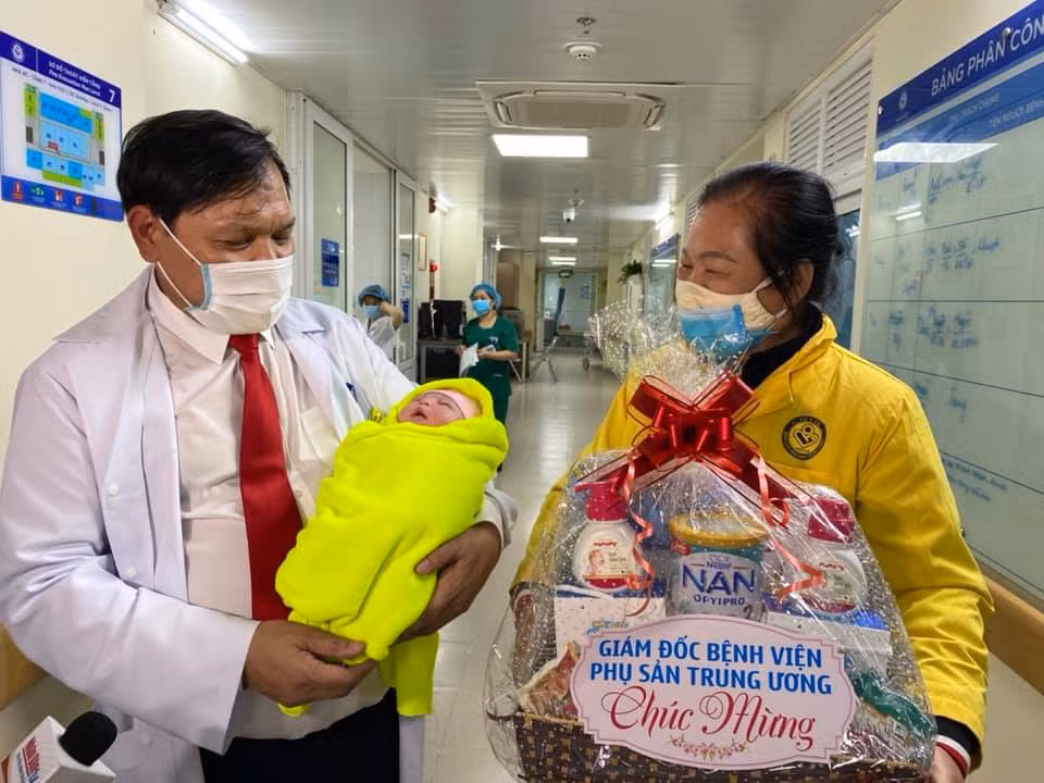 PGS, TS Trần Danh Cường, Giám đốc Bệnh viện Phụ sản Trung ương thực hiện ca đỡ đẻ, chào đón công dân nhí đầu tiên năm Tân Sửu.