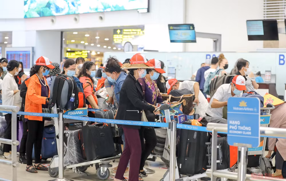 Sân bay Nội Bài đông nghẹt người rời thủ đô đi nghỉ lễ 30-4 và 1-5 -1