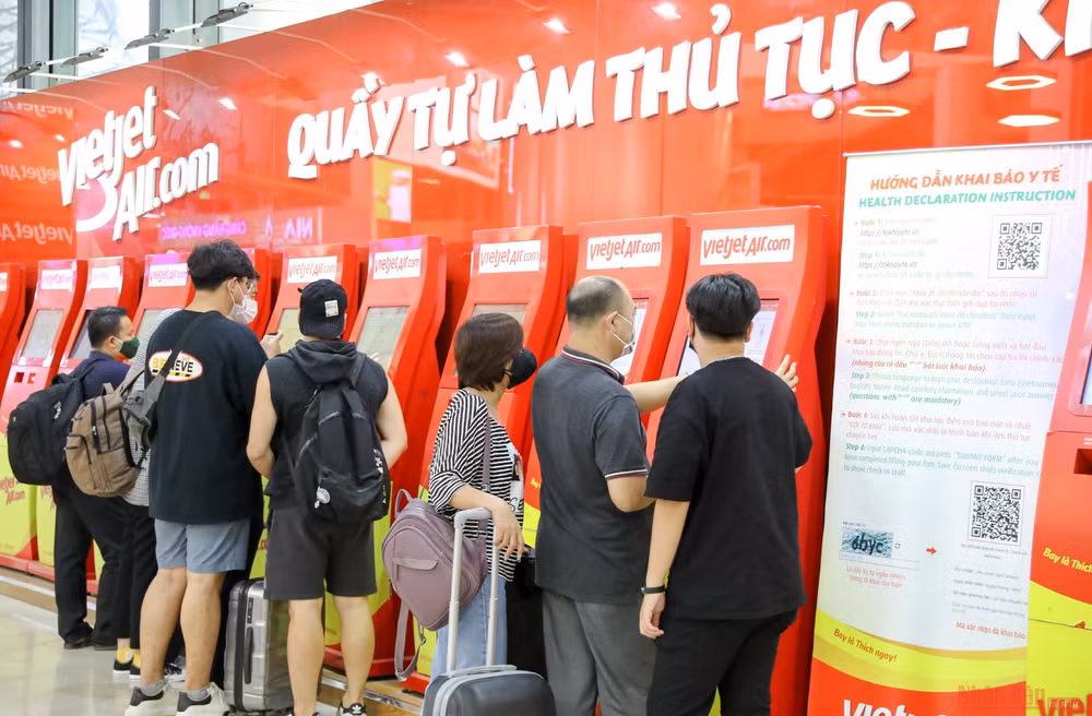 Sân bay Nội Bài đông nghẹt người rời thủ đô đi nghỉ lễ 30-4 và 1-5 -6