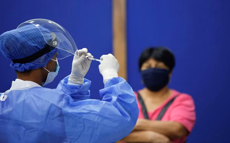 Điểm tiêm chủng tại Viện Công nghệ Bolivaria tại Ecuador, tháng 4/2021. (Ảnh: Reuters)