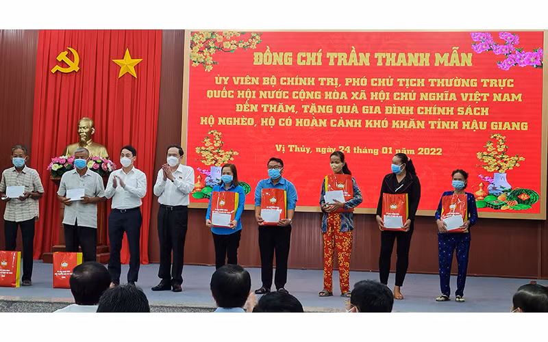 Phó Chủ tịch Quốc hội tặng quà Tết tại huyện Vị Thủy.