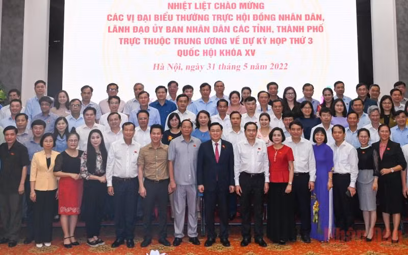 Chủ tịch Quốc hội Vương Đình Huệ cùng các đồng chí lãnh đạo Quốc hội với các đại biểu dự buổi gặp mặt. (Ảnh: DUY LINH) 