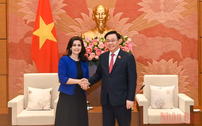 Chủ tịch Quốc hội Vương Đình Huệ và Đại sứ Bulgaria Marinela Petkova tại buổi tiếp. (Ảnh: DUY LINH)