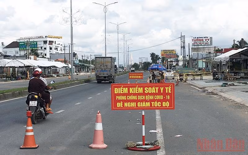 Tỉnh Bến Tre vẫn duy trì chốt kiểm soát tại cầu Rạch Miễu để kiểm soát người và phương tiện ra, vào.