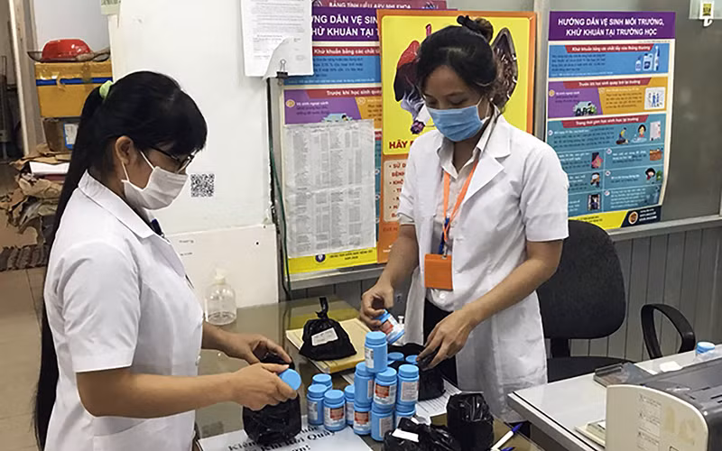 Cán bộ y tế Phòng khám chuyên khoa HIV/AIDS (Trung tâm Kiểm soát bệnh tật tỉnh Khánh Hòa) phân bổ thuốc để gửi cho người bệnh. Ảnh: CDC KHÁNH HÒA