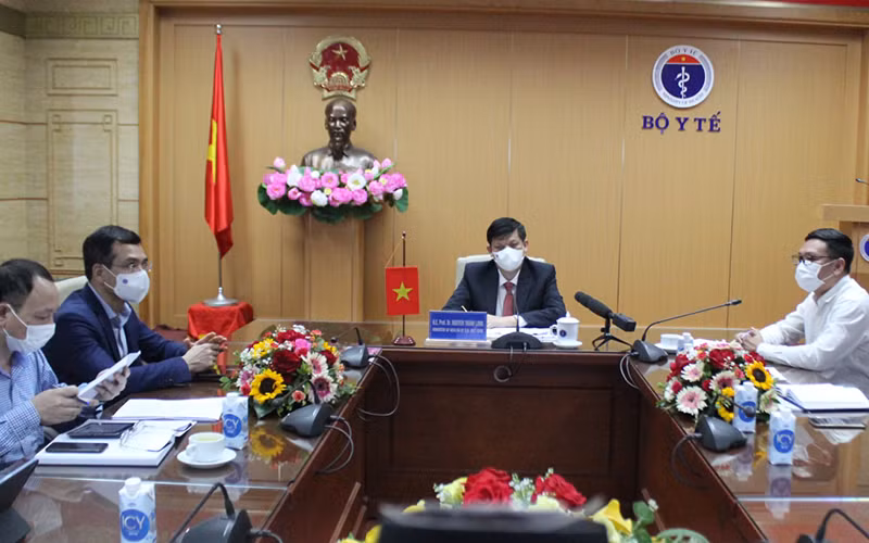 GS, TS Nguyễn Thanh Long trao đổi trực tuyến với ông Bounfeng Phoummalaysith – Bộ trưởng Y tế Lào.