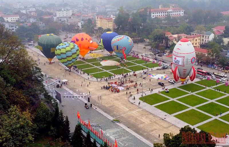 Khai mạc Lễ hội Khinh khí cầu quốc tế lần thứ I năm 2022 tại Tuyên Quang -1