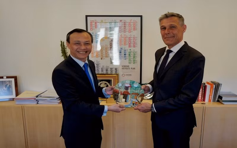 Đại sứ Lương Thanh Nghị chào xã giao Thứ trưởng Ngoại giao Đan Mạch phụ trách Thương mại và Bền vững toàn cầu Steen Hommel. Ảnh:BNG