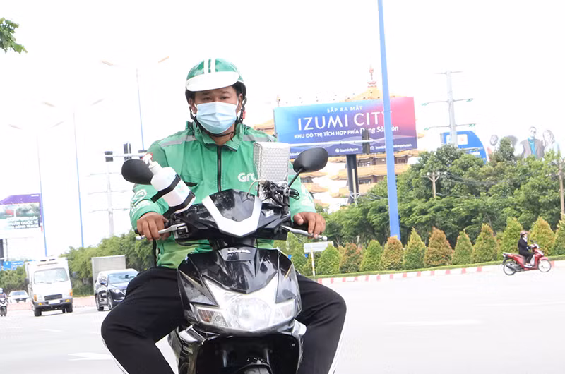 Các shipper giao hàng lưu thông trên Xa lộ Hà Nội (TP Hồ Chí Minh).