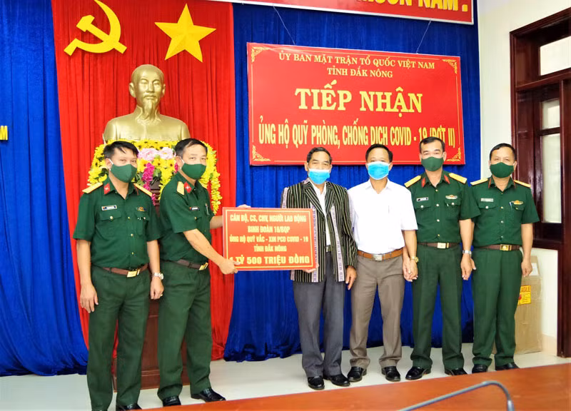 Lãnh đạo Binh đoàn 16 trao 1,5 tỷ đồng cho đại diện tỉnh Đắk Nông.