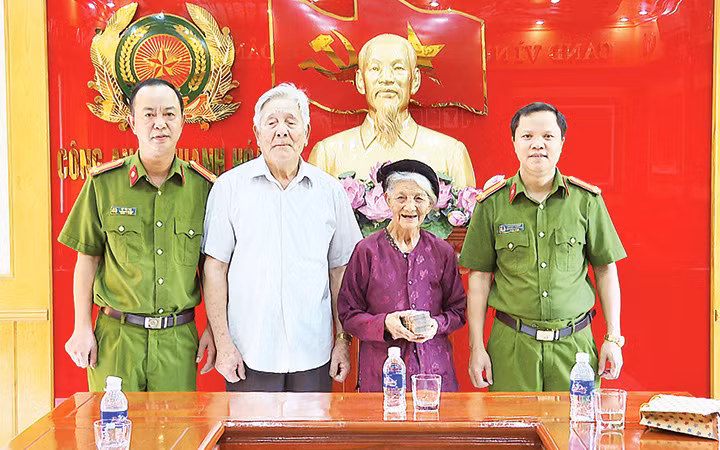 Đội Cảnh sát Hình sự Công an thành phố Thanh Hóa trao trả tài sản cho gia đình bị hại. Ảnh | Thái Thanh