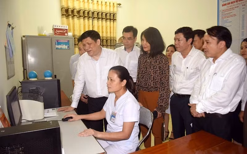 Bộ Trưởng Y tế Nguyễn Thanh Long kiểm tra việc triển khai phần mềm quản lý hồ sơ sức khỏe tại trạm y tế xã Nam Thái, huyện Nam Đàn, Nghệ An.