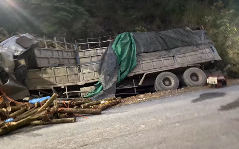 Chiếc xe ô tô chở gỗ bị tai nạn ở xã Trí Nang, huyện Lang Chánh 