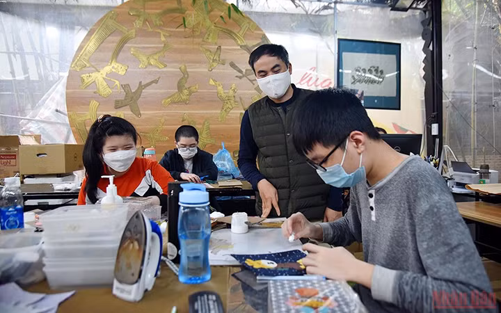 Các bạn trẻ khuyết tật làm việc tại xưởng Vụn Art, Hà Đông, Hà Nội. (Ảnh: Minh Duy)