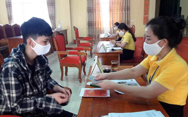 Chi trả tiền hỗ trợ người dân gặp khó khăn do Covid-10 ở Thanh Hóa (Ảnh minh họa: Mai Luận).