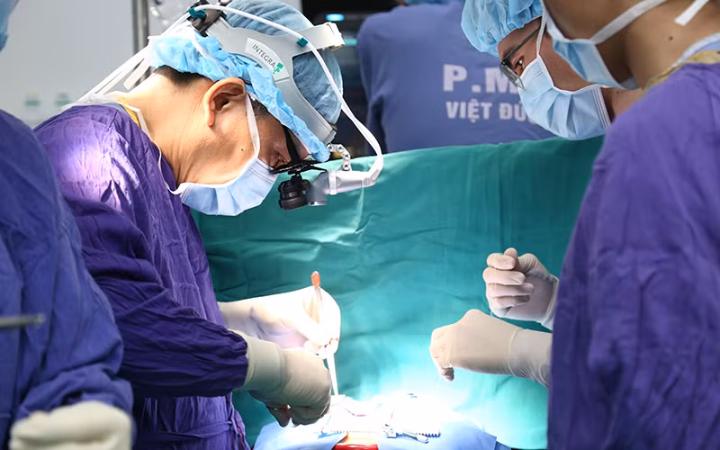 Các bác sĩ tiến hành ghép tim cho bệnh nhi.