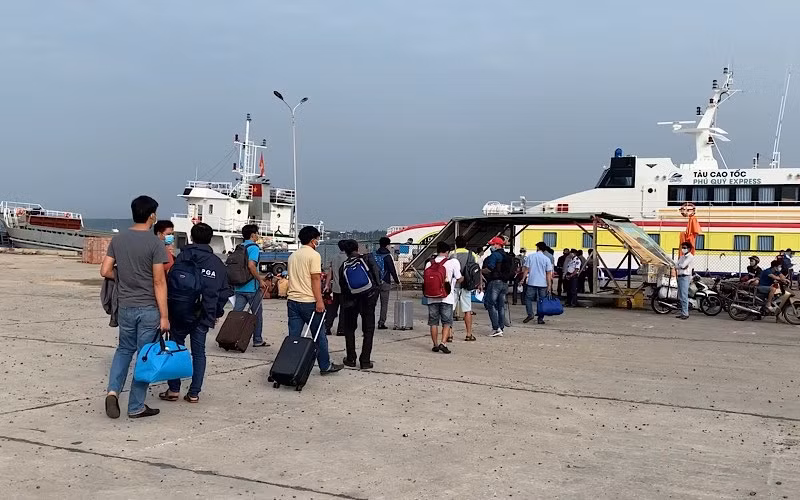 Đoàn cán bộ coi thi tốt nghiệp THPT năm 2021 làm thủ tục lên tàu ra đảo Phú Quý (Bình Thuận).