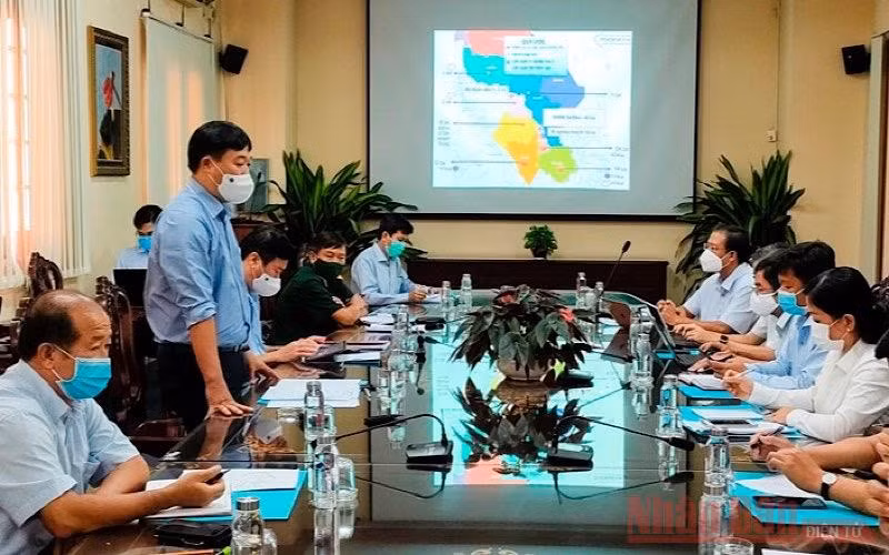 Bí thư Tỉnh ủy Đồng Tháp Lê Quốc Phong chỉ đạo tại cuộc họp Ban Chỉ đạo Phòng, chống dịch Covid-19 tỉnh Đồng Tháp. (Ảnh: HỮU NGHĨA)