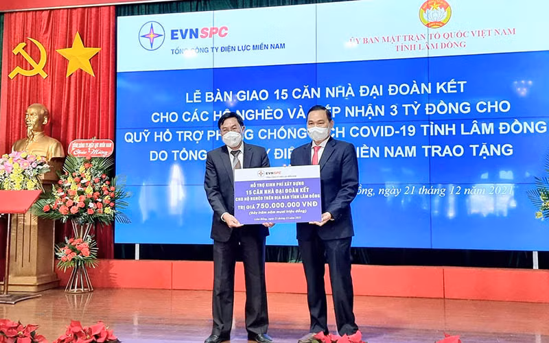Đại diện Tổng Công ty Điện lực miền nam trao biểu trưng hỗ trợ kinh phí xây dựng 15 căn nhà đại đoàn kết tặng hộ nghèo tại Lâm Đồng.