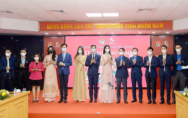 Các thành viên Ban Tổ chức chương trình “Tết chung một nhà” tại Lễ phát động.