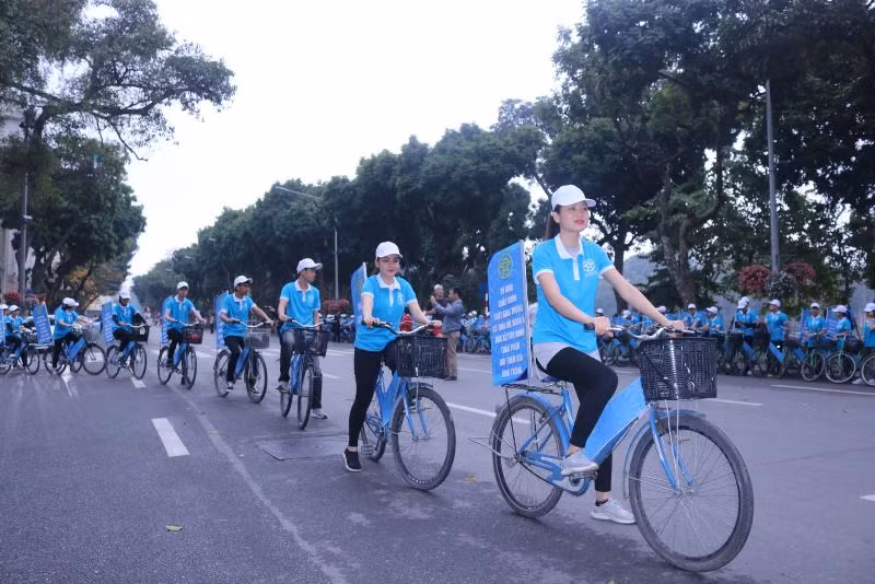 Tuổi trẻ Thủ đô diễu hành tuyên truyền thực hiện Quy tắc ứng xử.