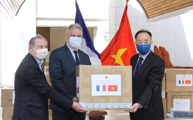 Ông Christian Favier, Chủ tịch Hội đồng tỉnh Val-de-Marne Christian Favier (thứ 2 từ trái) và ông Didier Guillaume, Phó Chủ tịch phụ trách đối ngoại, nhận quà từ tỉnh Yên Bái, do Đại sứ Nguyễn Thiệp t