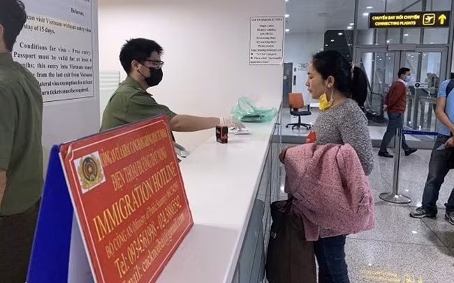 Công an Cửa khẩu Cảng hàng không quốc tế Nội Bài làm thủ tục nhập cảnh cho hành khách. Nguồn BỘ CÔNG AN