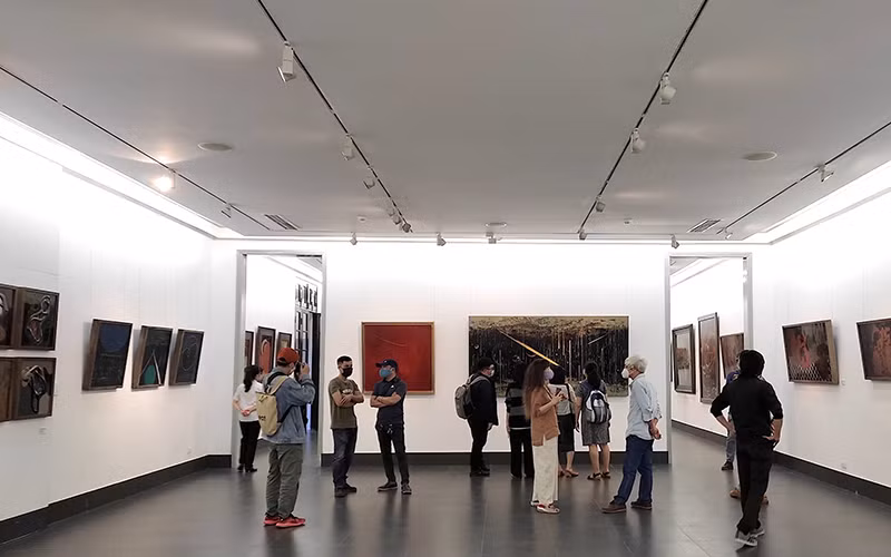 Khách tham quan “Những ngả đường sơn mài” tại Bảo tàng Mỹ thuật Việt Nam trong ngày khai trương triển lãm.
